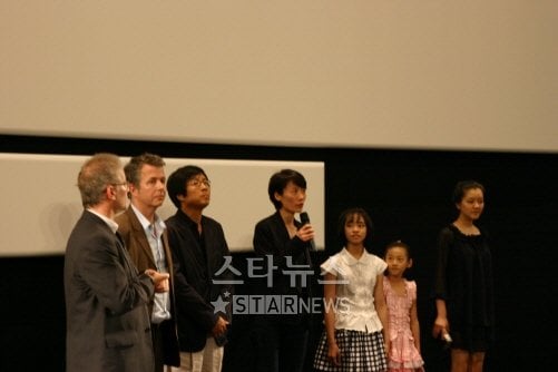 ⓒ20일 '여행자'의 우니 르콩트 감독과 고아성 등 배우들이 60주년 기념관에서 열린 시사회에 앞서 무대인사를 하고 있다. '여행자'는 제62회 칸국제영화제 특별상영 부문에 초청됐다.