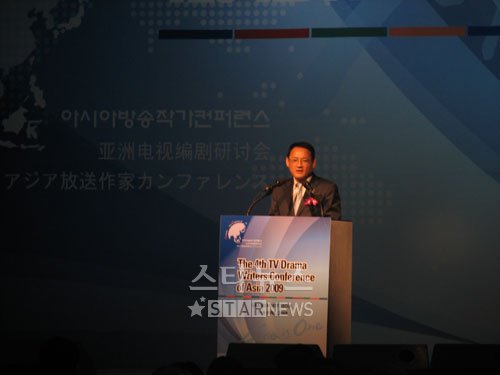 유인촌 문화체육관광부 장관이 3일 오후 '제4회 아시아방송작가컨퍼런스' 개막 환영 만찬에서 축사를 하고 있다