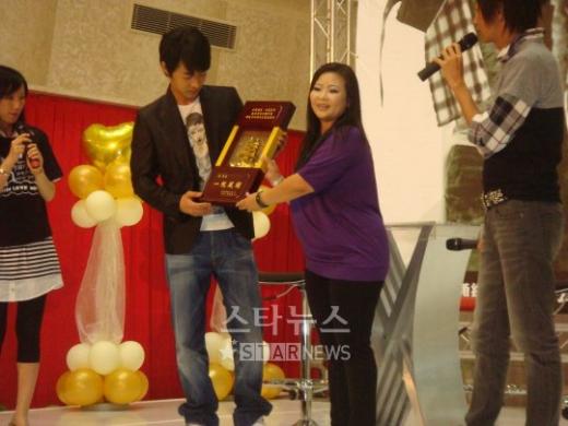 12일 대만 현지매체와 기자회견 도중, 공연 주최측으로부터 모형배를 선물받은 전진.