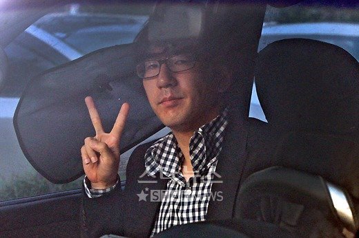 유진박이 2일 오후 서울 능동 어린이대공원을 나서며 손으로 '브이'자를 그리고 있다 ⓒ홍봉진 기자