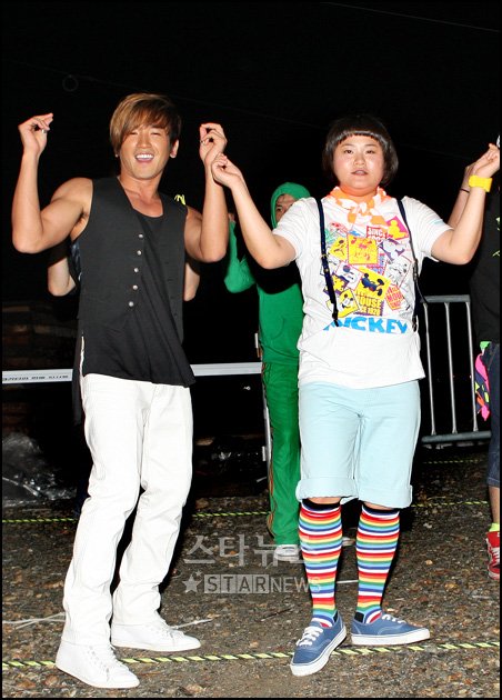 '섬머 타임' 무대에 오르기 전 연습 중인 이민우(왼쪽)와 김신영 ⓒ사진=송희진 기자 sonnghj@