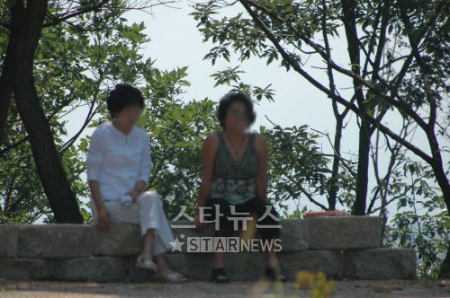 갑산공원에 도착해 현장을 확인한 후 망연자실한 고 최진실의 유가족들.