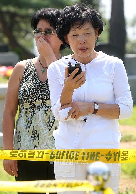 오열하는 고 최진실 유가족 ⓒ홍봉진 기자