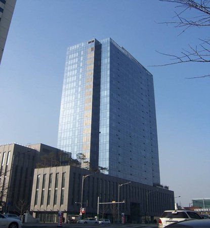 ↑이수만(57) SM엔터테인먼트 회장이 사는 것으로 알려진 청담동 피엔폴루스. 회원제로 운영되는 스파, 헬스시설 등이 구비된 최고급 주상복합건물이다. ⓒ신세계건설