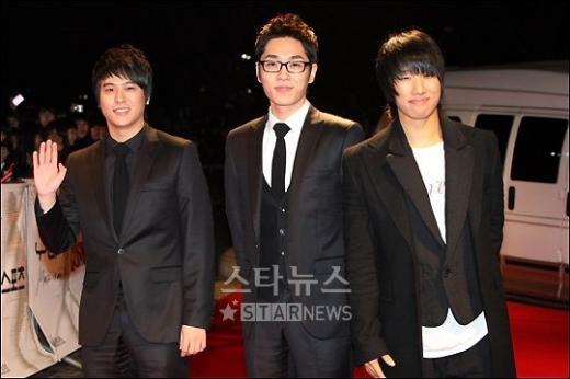 수상 소감을 말하고 있는 SG워너비 ⓒ홍봉진 기자