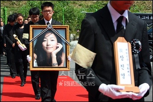 레드카펫을 밟고 납골당에 들어서고 있는 故장진영 ⓒ사진=유동일 기자