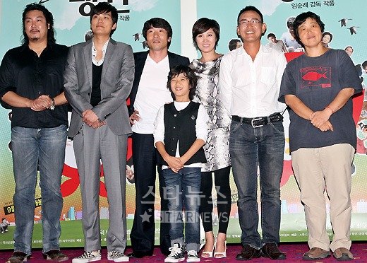 사진 왼쪽부터 영화 '날아라 펭귄'의 배우 조진웅, 최규환, 박원상, 안도규, 문소리, 손병호, 임순례 감독 ⓒ홍봉진 기자