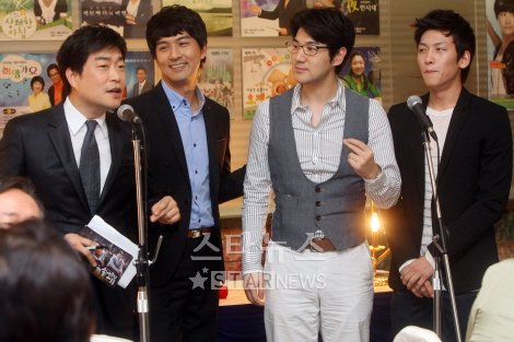 배우 이필모(왼쪽에서 두번째)와 함께 출연한 KBS 2TV 주말극 '솔약국집 아들들' 주역인 손현주 한상진 지창욱(왼쪽부터) ⓒ홍봉진 기자 hongga@