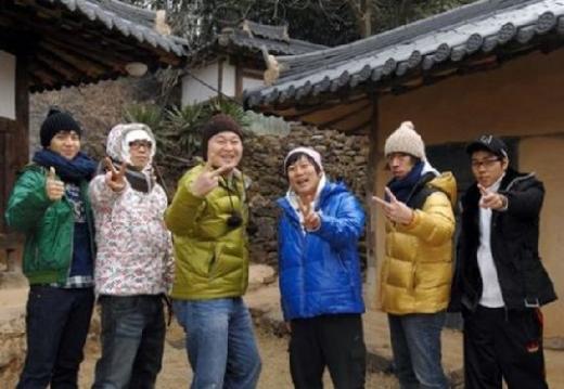 ↑ KBS 2TV 주말 예능프로그램 '해피선데이' 의 '1박 2일'출연진. 왼쪽부터 이승기, MC몽, 강호동, 이수근, 김C, 은지원.