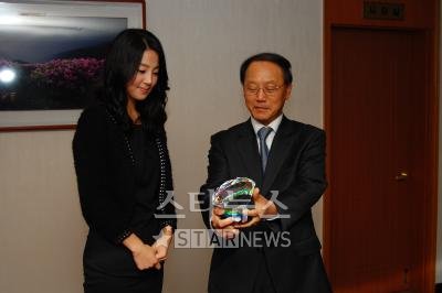 ↑이성열 사장(사진 우측)이 한지혜씨에게 감사패를 수여하고 있다.