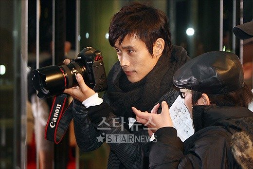 이병헌이 리허설에 앞서 카메라를 들고 준비하고 있다 ⓒ임성균 기자