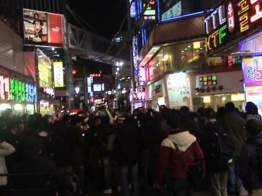 2AM의 게릴라 데이트를 보러 몰려든 인파 ⓒ사진=빅히트엔터테인먼트