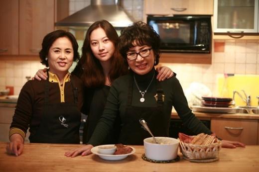 신애(가운데)와 시어머니(왼쪽), 친정어머니 <사진=SBS>