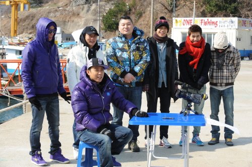 은지원의 결혼 기자회견 중 '1박2일' 멤버들이 이를 지켜보고 있다 <사진=KBS>