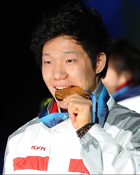↑지난 16일 남자 빙속 500m 시상식에 참석한 모태범(21, 한국체대)가 포즈를 취하고 있다. ⓒ대한체육회