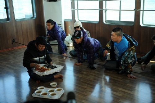 욕지도로 가는 배안에서 이뤄진 충무김밥 복불복. <사진제공=KBS>