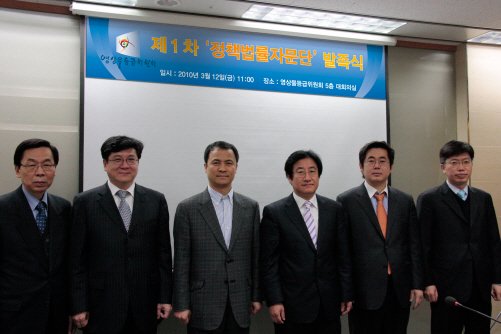 ⓒ오른쪽부터 황창근 변호사, 윤기찬 변호사, 지명혁 영등위 위원장, 권헌영 광운대 법과대학 교수, 이찬희 변호사, 김경윤 영등위 사무국장.