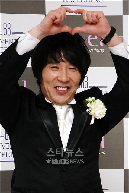 14일 결혼 현장에서 신부를 향해 하트를 보내고 있는 조관우 ⓒ사진=임성균 기자