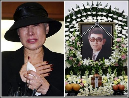 고(故)박춘석씨의 빈소 조문 후 눈물을 쏟고 있는 패티김(왼쪽)과 고인의 영정 ⓒ임성균 기자 tjdrbs23@