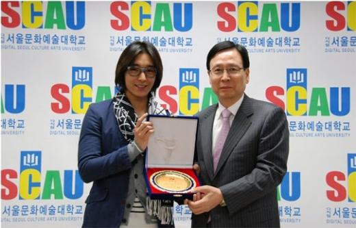 FT아일랜드의 최종훈(왼쪽)과 디지털서울문화예술대학교 정영선 총장 ⓒ사진=디지털서울문화예술대학교