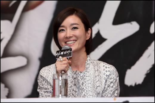 25일 제주특별자치도 서귀포시에 위치한 해비치호텔에서 '나쁜 남자' 간담회를 갖고 있는 오연수 ⓒ굿스토리 제공