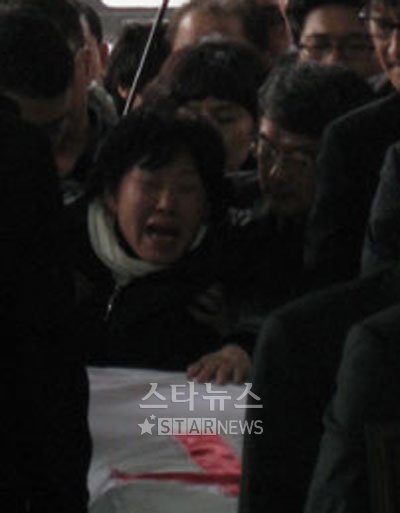 고 최진영의 모친 정옥숙씨가 고인의 관을 붙잡고 오열하고 있다 ⓒ머니투데이 스타뉴스