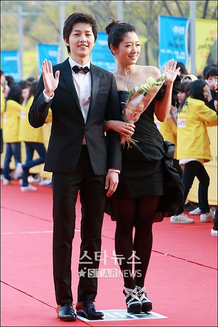 제11회 전주국제영화제 홍보대사인 송중기와 박신혜(오른쪽) ⓒ 임성균 기자