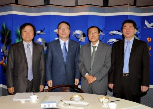 김인규 KBS 사장(왼쪽 두번째)가 11일 오전 한국방송협회 회장 선출 직후 부회장들과 포즈를 취했다 <사진=KBS제공>