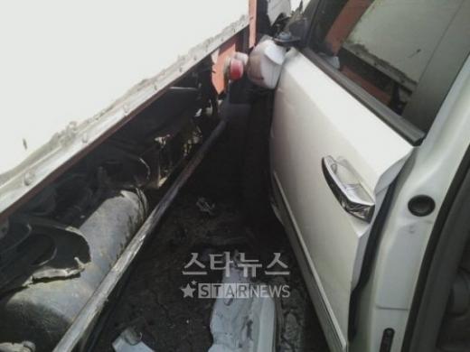 12일 오후 사고 직후의 태사비애 차량