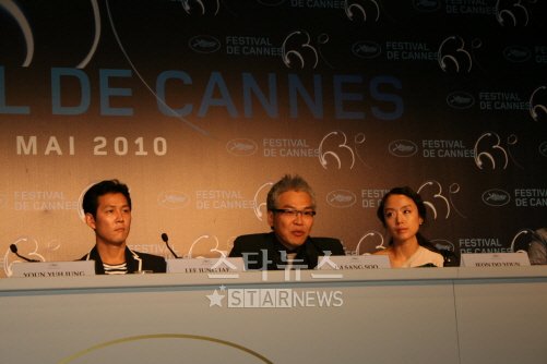 ⓒ14일(현지시간) 제63회 칸국제영화제 경쟁부문에 초청된 '하녀'의 임상수 감독과 전도연 이정재가 공식기자회견에 참석, 취재진의 질문에 답하고 있다.