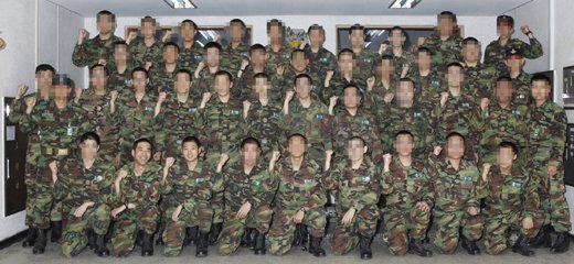 ↑4주 기초군사훈련을 위해 20일 논산훈련소에 입소한 쇼트트랙 성시백 선수와 탤런트 강도한의 사진이 공개됐다.ⓒ육군 훈련소 홈페이지