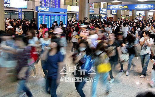 재범의 입국 게이트를 잘못 알고 있던 팬들이 F게이트로 이동하는 모습 ⓒ머니투데이 스타뉴스 홍봉진 기자 honggga@