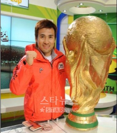 사진 왼쪽이 이른바 '쇠뽕'이 없는 것으로 보이는 북한선수들의 축구화 밑면. 오른쪽은 포르투갈 선수 축구화.