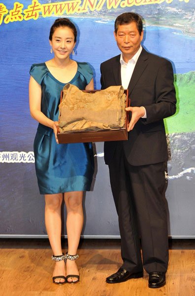 세계7대자연경관 제주 홍보대사 위촉식에 참석한 배우 박은혜(왼쪽)와 제주관광공사 박영수 사장