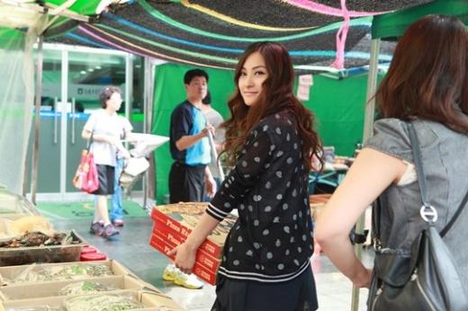 ↑MBC 라디오 '신동 박규리의 심심타파' 청취자 이벤트로 간식 배달에 나선 카라 박규리 ⓒMBC 제공