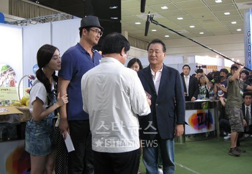 노주현이 '청춘불패'를 대표해 장태평 농림수산식품부 장관으로부터 감사패를 받고 있다 ⓒ문완식 기자