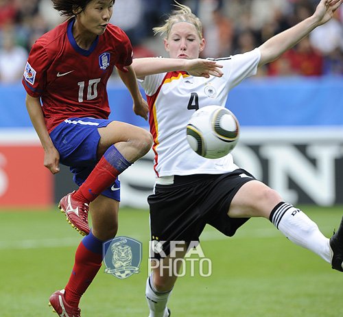 지소연이 독일 수비수를 앞에 두고 볼다툼을 벌이고 있다. 대한축구협회 제공