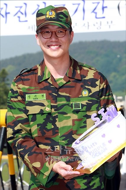 지난 5월17일 전역 당시 성시경 ⓒ머니투데이 스타뉴스 임성균 기자 tjdrbs23@