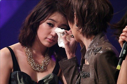 윤은혜가 녹화 중 눈물을 흘리자 간미연이 닦아 주고 있다 ⓒ임성균 기자
