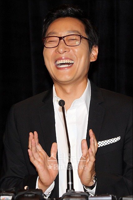 이휘재가 19일 낮 기자회견에서 기쁨을 감추지 못하고 있다 ⓒ일산(경기)=임성균 기자