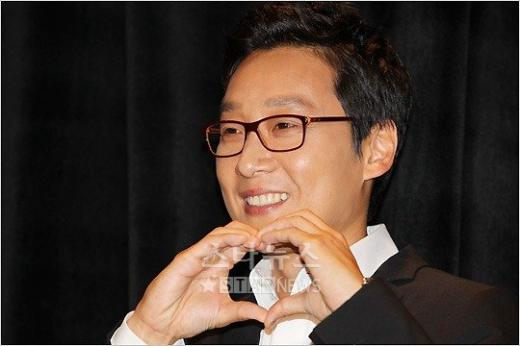 이휘재가 예비신부에게 하트를 만들어보이고 있다 ⓒ일산(경기)=임성균 기자