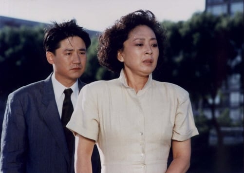 영화 '아낌없이 주련다'의 김지미.(왼쪽) 올해 10월 열리는 부산국제영화제에서 김지미 회고전이 열린다.
