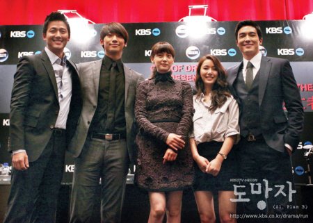 마카오에서 열린 '도망자' 기자간담회에 참석한 출연배우 이정진 비(정지훈) 이나영 윤진서 다니엘헤니(왼쪽부터) ⓒKBS