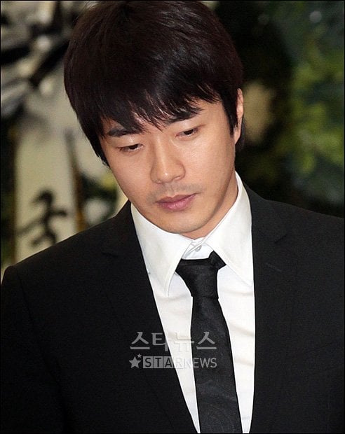 한류스타 권상우가 8월 14일 새벽 서울 연건동 서울대학교병원에 마련된 디자이너 故 앙드레김 빈소를 조문한 뒤 장례식장을 나서고 있다. 이동훈 기자