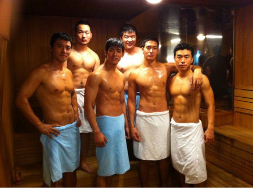 윗줄 오른쪽이 신동. 아랫줄 오른쪽에서 두번째가 정겨운 <사진=신동 트위터>