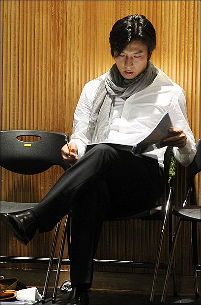 대본을 보며 캐릭터 분석 중인 박건형ⓒ양동욱 인턴기자