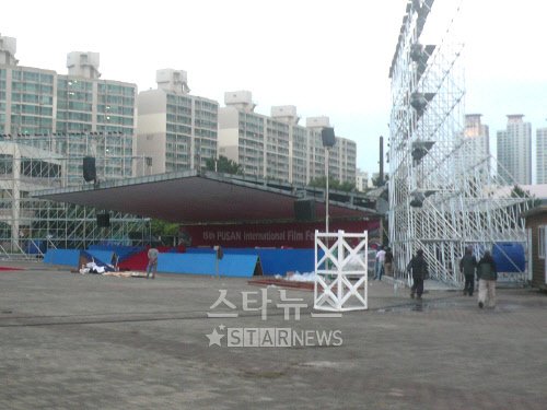 제15회 부산국제영화제 개막식 준비로 분주한 부산 해운대 수영만 경기장 ⓒ임창수 기자 charles@