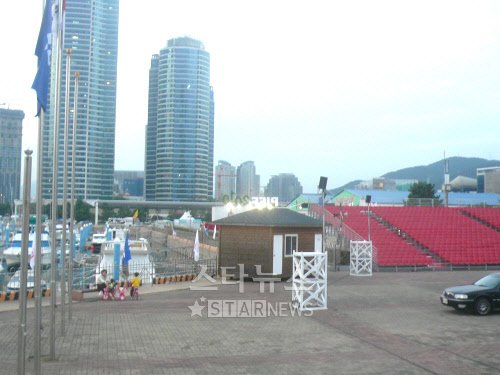 제15회 부산국제영화제 개막식 준비로 분주한 부산 해운대 수영만 경기장 ⓒ임창수 기자 charles@