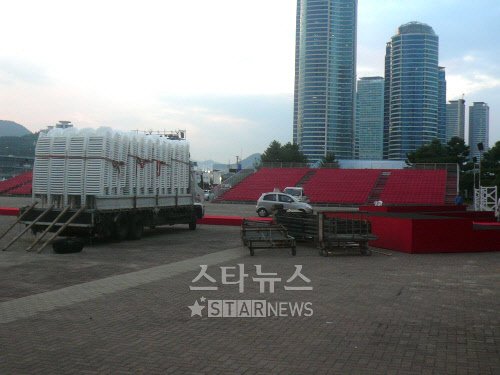 제15회 부산국제영화제 개막식 준비로 분주한 부산 해운대 수영만 경기장 ⓒ임창수 기자 charles@
