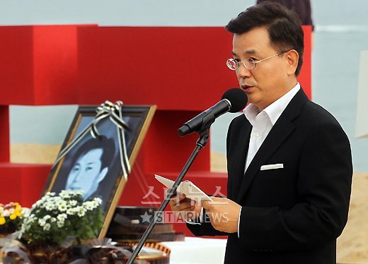 배우 강석우가 13일 오후 3시 30분 부산 해운대 PIFF 빌리지 야외무대에서 열린 '곽지균 감독의 영화 청춘을 기억하며'에서 사회를 보고 있다 ⓒ부산=홍봉진 기자 honggga@